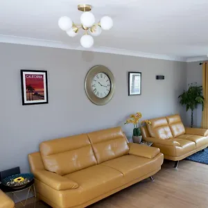 Pass The Keys Amazing 4 Bedroom Property- Hot Tub & Sea Views , Scarborough United Kingdom